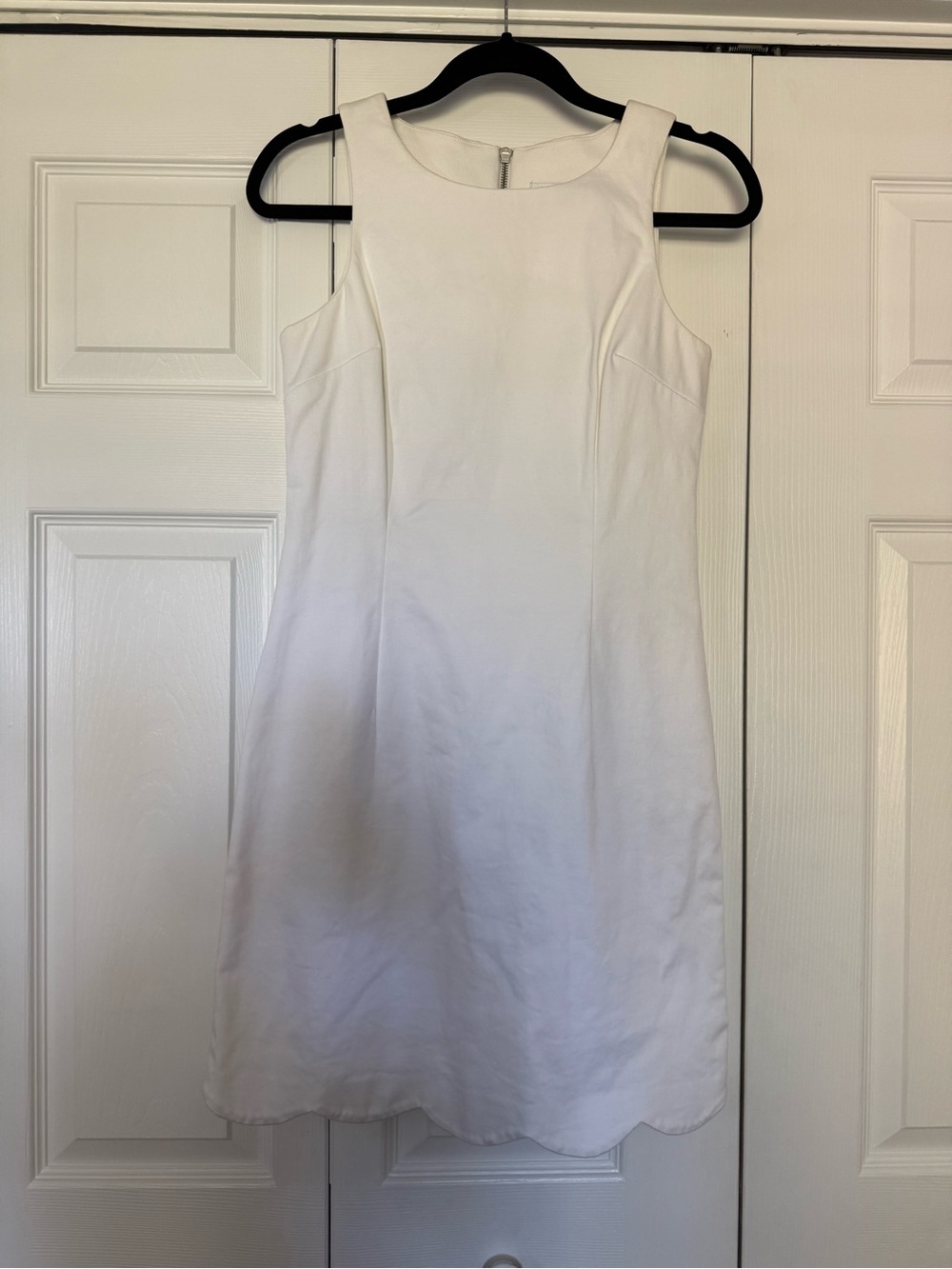 Southern Tide White Scalloped Hem Sleeveless Shift Dress